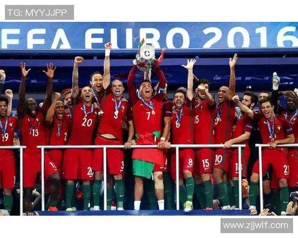 历史级足球巨星传奇回顾：从起步到巅峰的荣耀与挑战